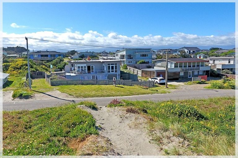 Photo of property in 11 Marine Parade South, Foxton Beach, Foxton, 4815