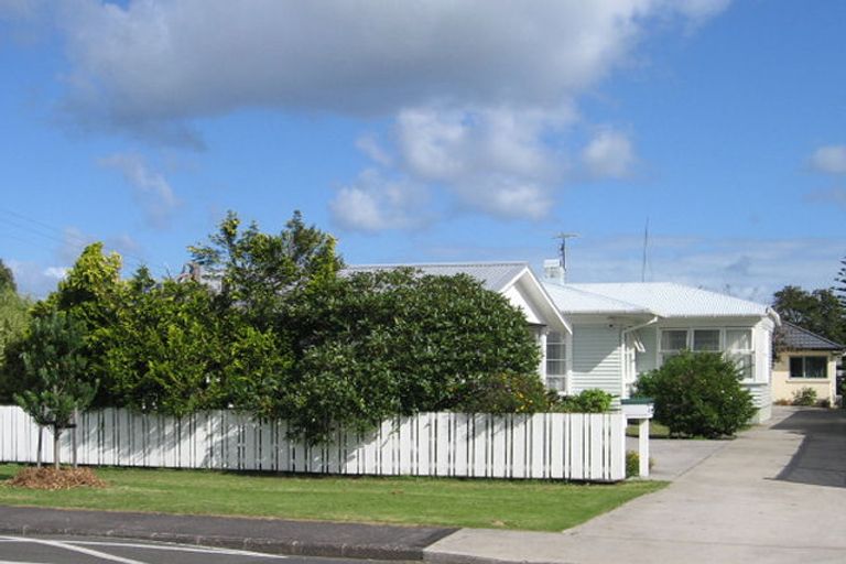Photo of property in 12 Peachgrove Road, Te Atatu Peninsula, Auckland, 0610