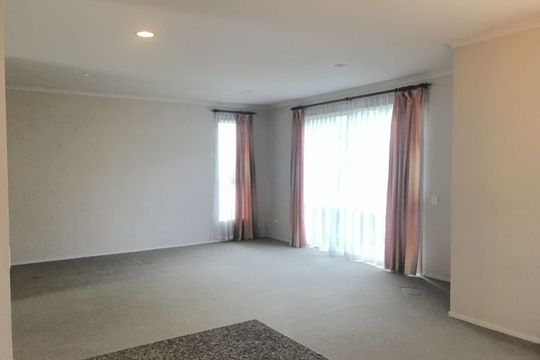 Photo of property in 12 Seresin Crescent, Flat Bush, Auckland, 2016