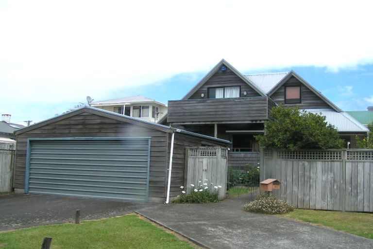 Photo of property in 2/105 Queen Street, Northcote Point, Auckland, 0627
