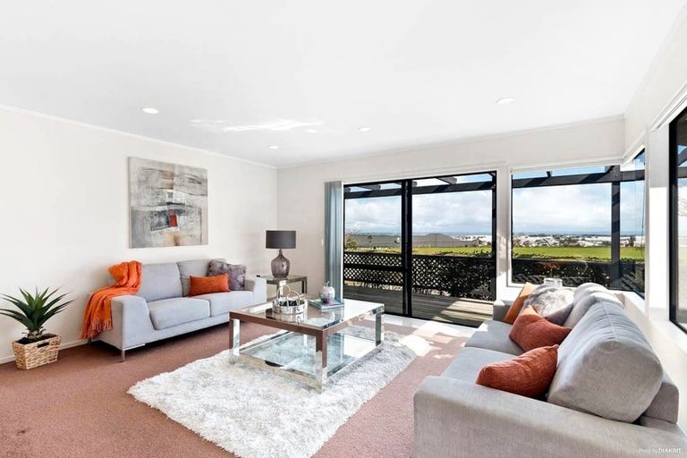 Photo of property in 16a Wilisa Rise, Goodwood Heights, Auckland, 2105