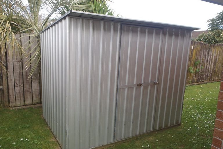 Photo of property in 8a Evanda Crescent, Conifer Grove, Takanini, 2112