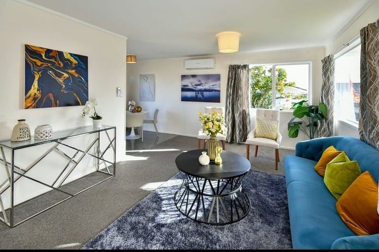 Photo of property in 2/15 Frobisher Way, Clendon Park, Auckland, 2103