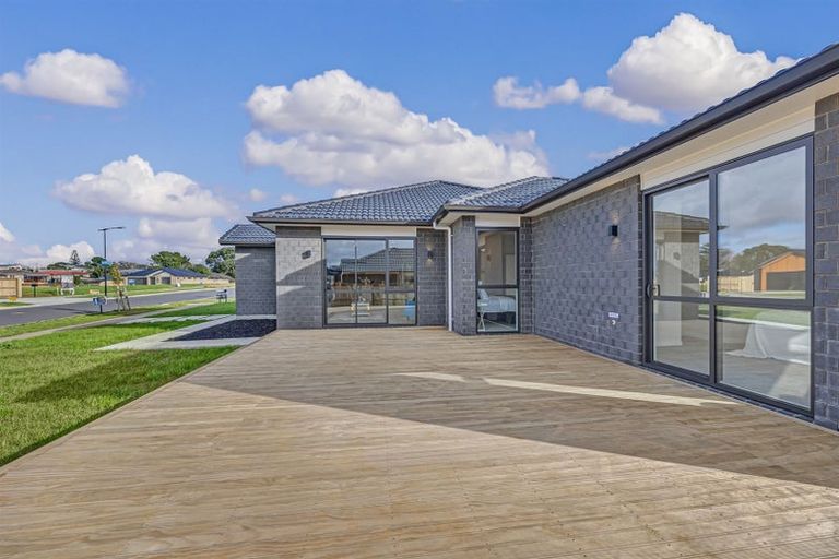 Photo of property in 2 Hoete Way, Tuakau, 2121