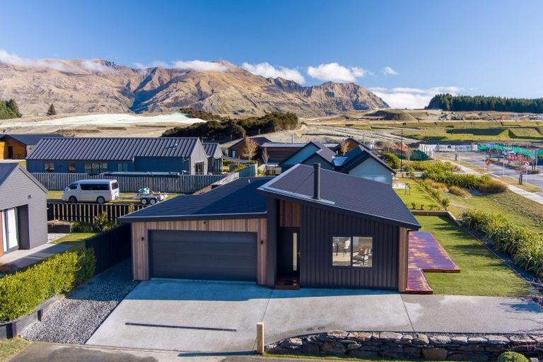 Photo of property in 3 Mount Prospect Lane, Wanaka, 9305