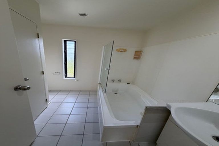 Photo of property in Lynn Park Terrace, 10/12 Ambrico Place, New Lynn, Auckland, 0600