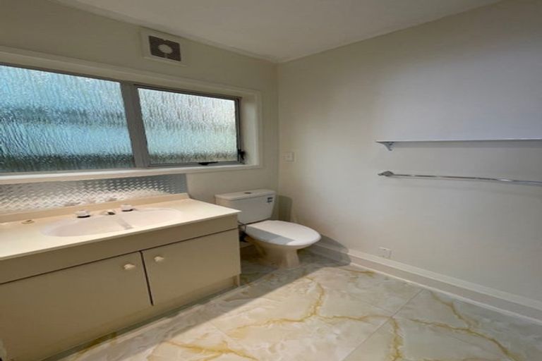 Photo of property in 22 Tauhinu Road, Greenhithe, Auckland, 0632