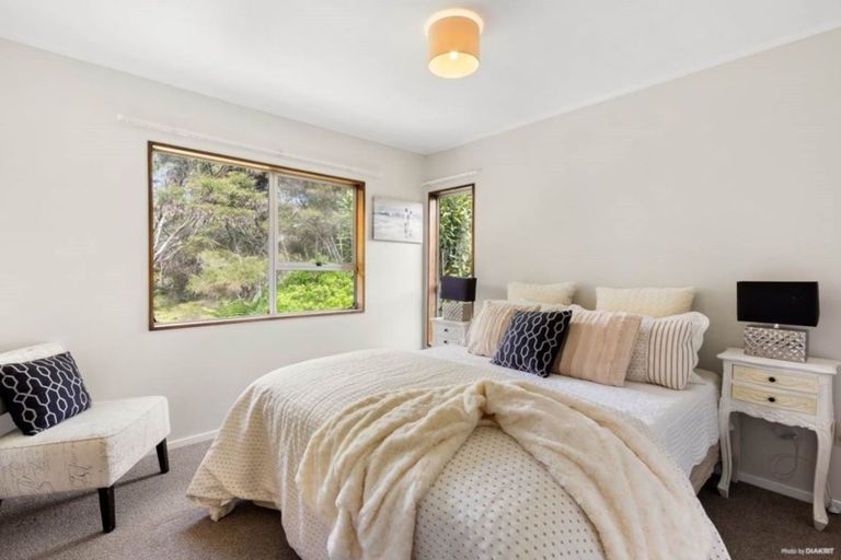 Photo of property in 62 Easton Park Parade, Glenfield, Auckland, 0629