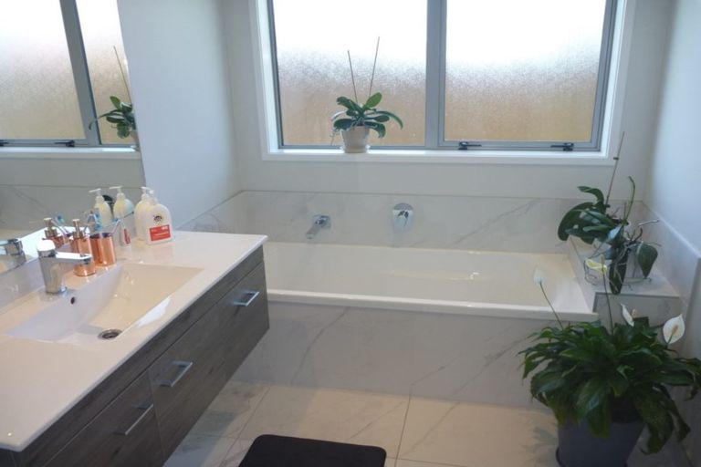 Photo of property in 14 Malbec Place, Huapai, Kumeu, 0810