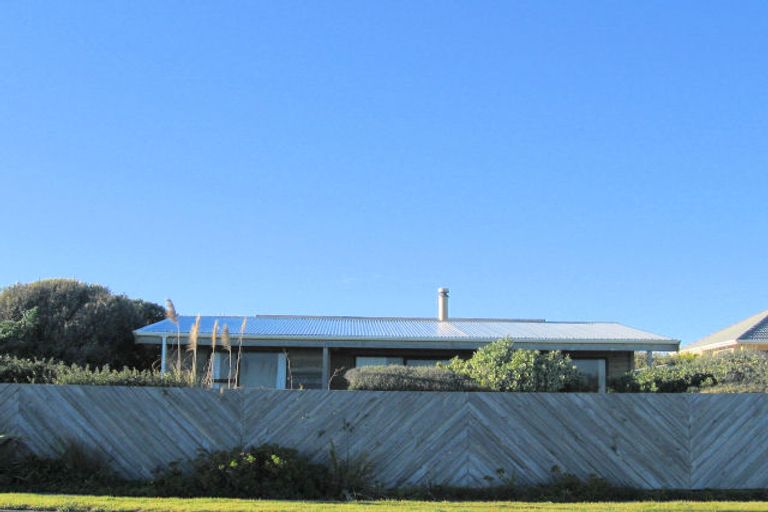Photo of property in 120 Marine Parade, Otaki Beach, Otaki, 5512