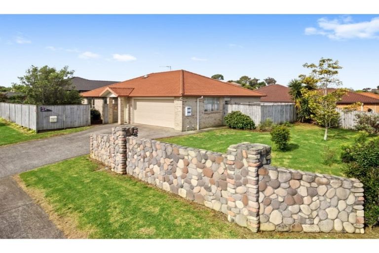 Photo of property in 2 Kathleen Reece Place, Waiuku, 2123