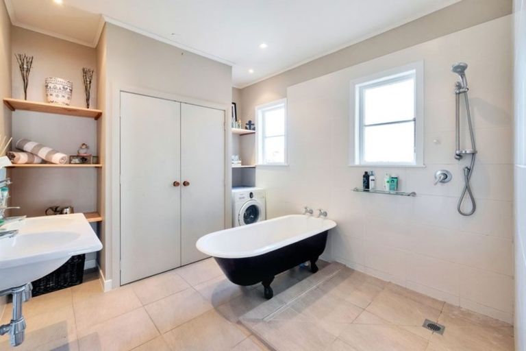 Photo of property in 2 Slater Road, South Head, Helensville, 0874