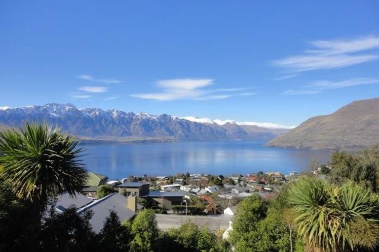Photo of property in 12 Caples Place, Fernhill, Queenstown, 9300
