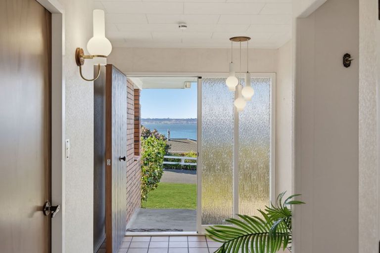 Photo of property in 8 Manahi Avenue, Kawaha Point, Rotorua, 3010