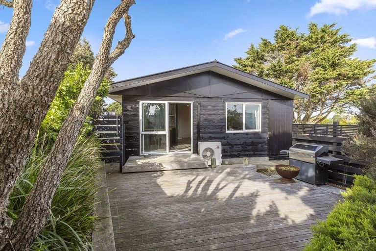 Photo of property in 28 Arahanga Grove, Maupuia, Wellington, 6022