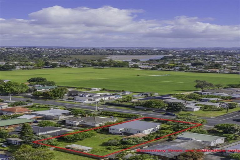 Photo of property in 72 Taikata Road, Te Atatu Peninsula, Auckland, 0610