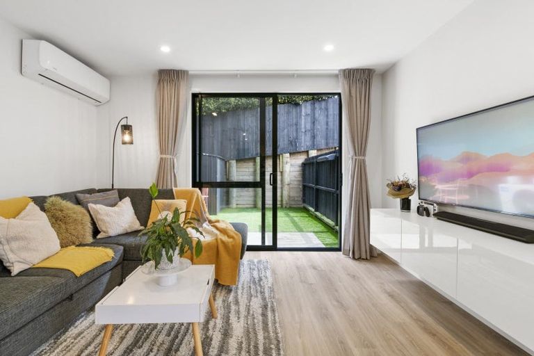 Photo of property in 3/37 Camelot Place, Glenfield, Auckland, 0629