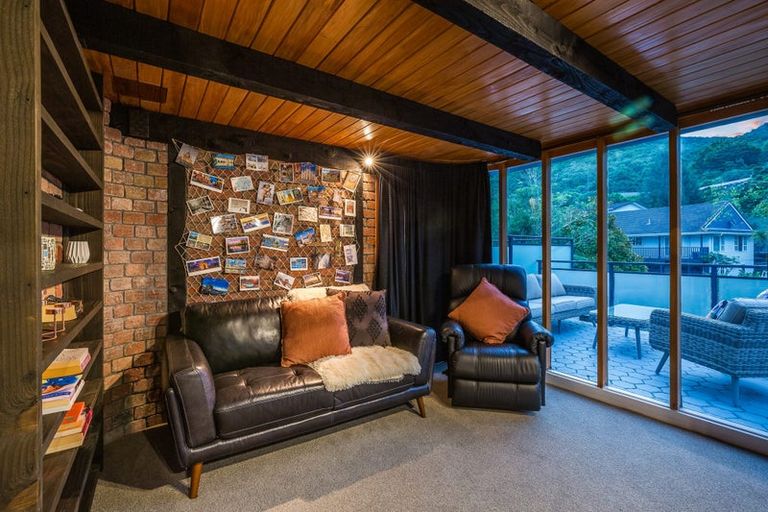 Photo of property in 5 Newnham Court, Tawa, Wellington, 5028