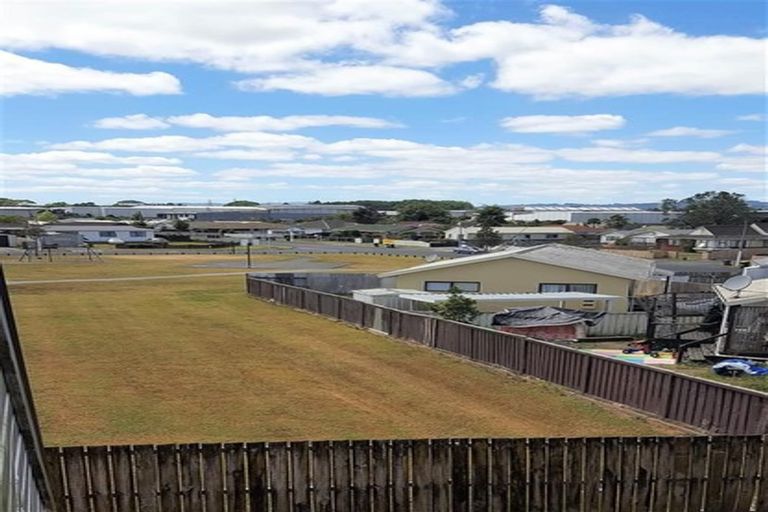 Photo of property in 2/24 Solveig Place, Randwick Park, Auckland, 2105