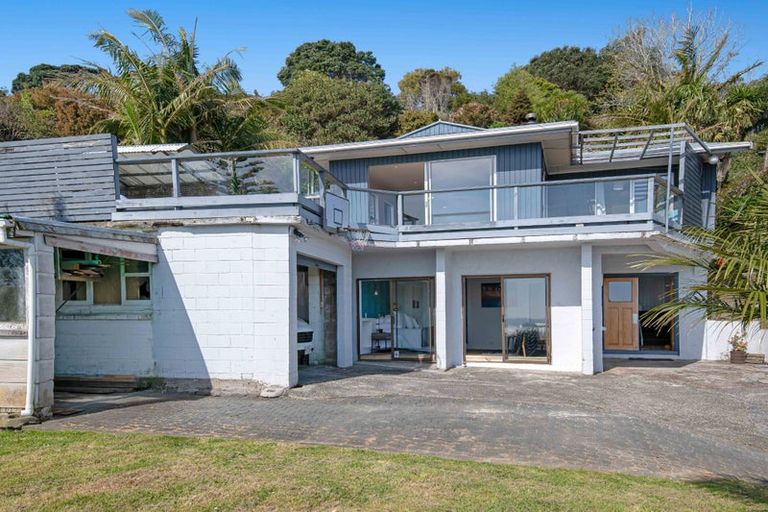 Photo of property in 1099 Whangaparaoa Road, Tindalls Beach, Whangaparaoa, 0930