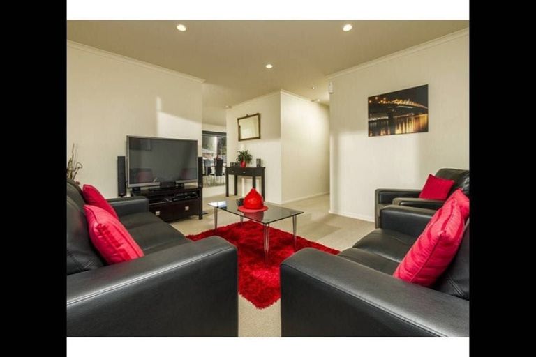 Photo of property in 10a Louvain Place, Greenhithe, Auckland, 0632