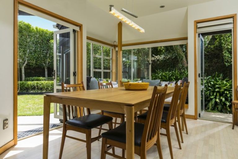 Photo of property in 34 Oxford Terrace, Devonport, Auckland, 0624