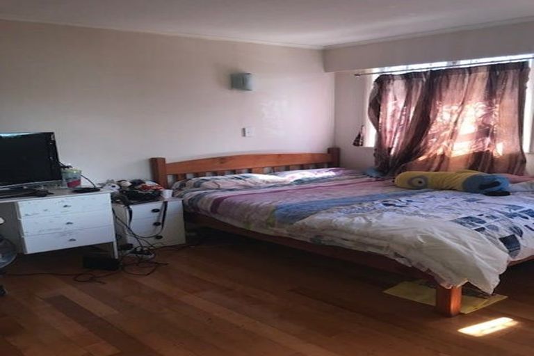 Photo of property in 2 Springside Place, New Lynn, Auckland, 0600