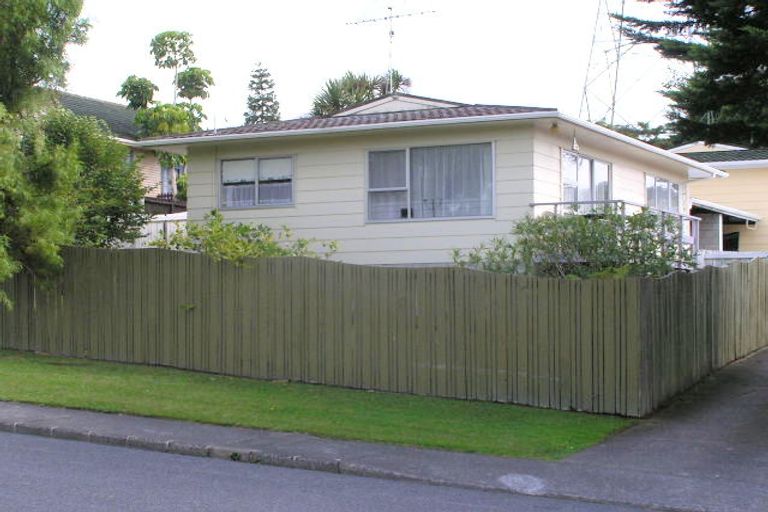 Photo of property in 2/27 Reynella Drive, Massey, Auckland, 0614