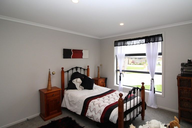 Photo of property in 6 Angus Place, Carterton, 5713