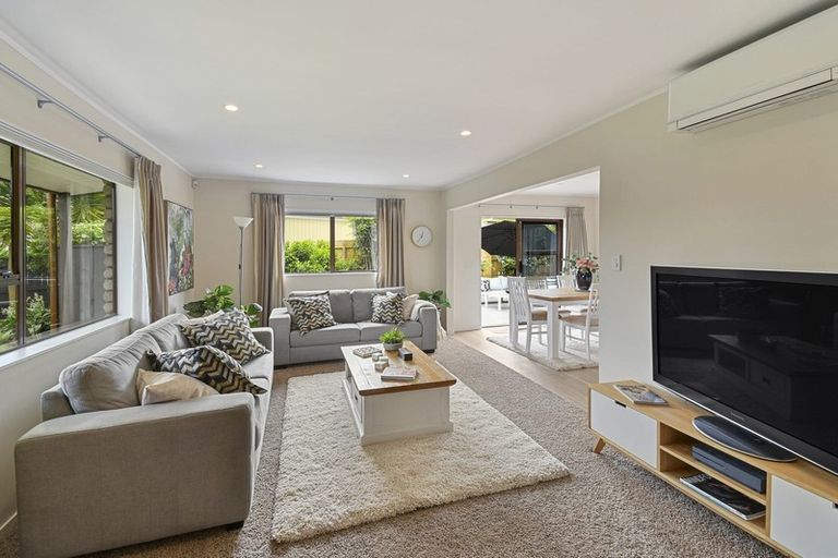 Photo of property in 10 Dalkeith Place, Opaheke, Papakura, 2113