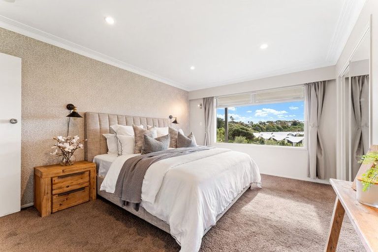 Photo of property in 12 Tawhana Crescent, Red Beach, 0932