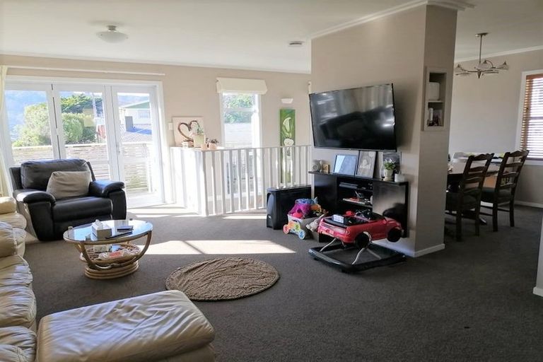 Photo of property in 32 Davis Grove, Wainuiomata, Lower Hutt, 5014