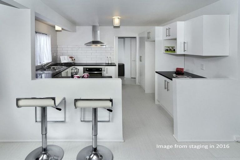 Photo of property in 2/14 Kelkirk Street, Kelston, Auckland, 0602