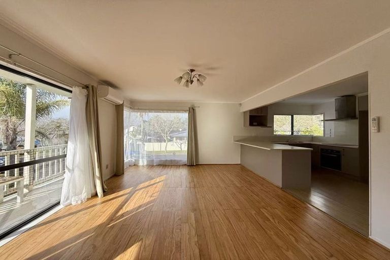 Photo of property in 33 Lagoon Way, West Harbour, Auckland, 0618