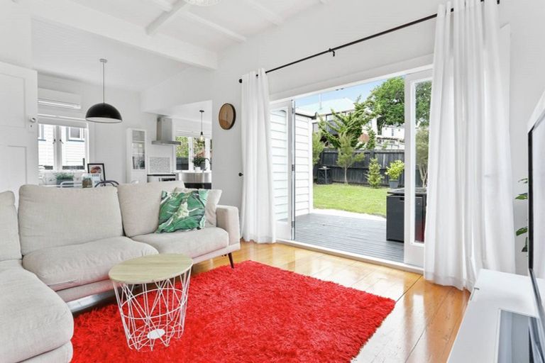 Photo of property in 4 Bowers Road, Glen Eden, Auckland, 0602