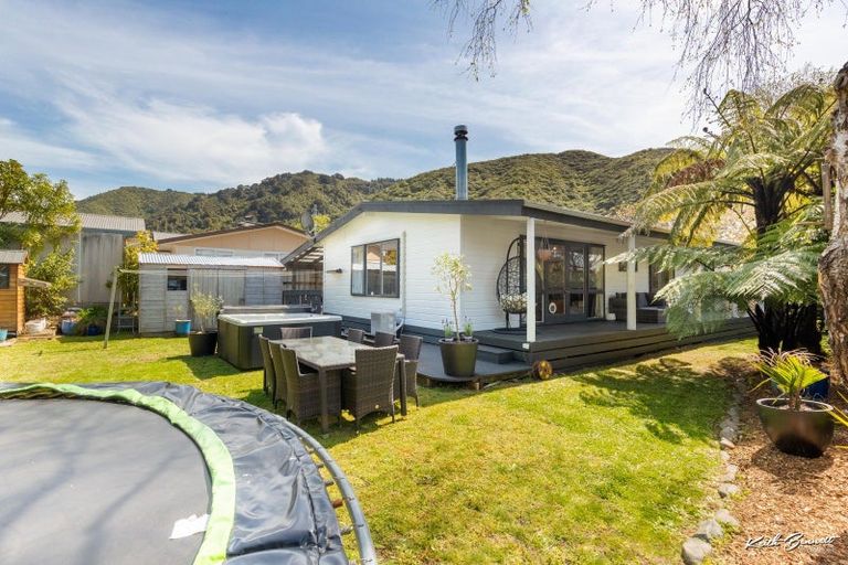 Photo of property in 38 Larchmont Grove, Totara Park, Upper Hutt, 5018