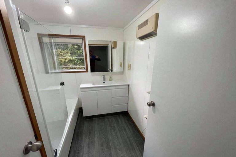 Photo of property in 323 Glenfield Road, Glenfield, Auckland, 0629