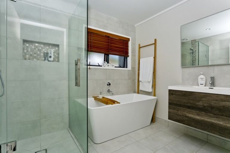 Photo of property in 12 Capri Place, Unsworth Heights, Auckland, 0632