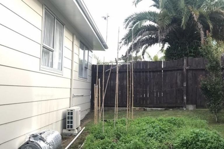 Photo of property in 13 Sumich Place, West Harbour, Auckland, 0618