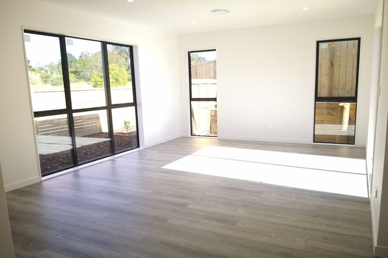 Photo of property in 135 Tiriwa Drive, Massey, Auckland, 0614