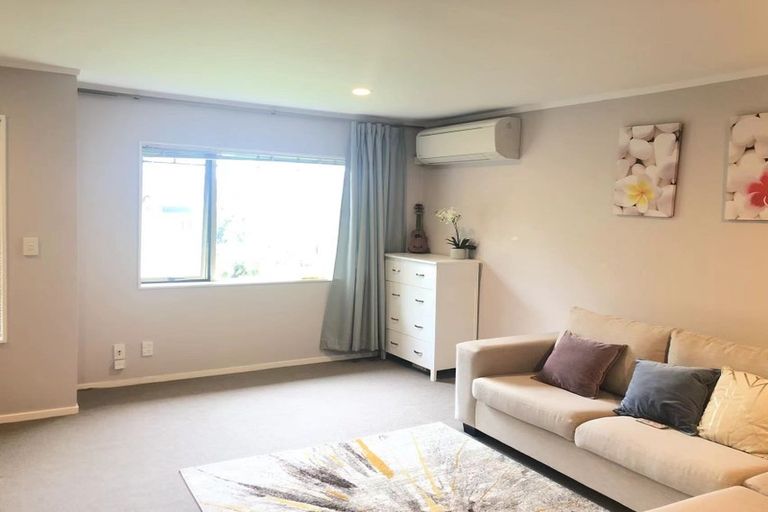 Photo of property in 33 Ginders Drive, Massey, Auckland, 0614