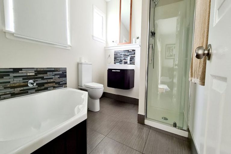 Photo of property in 2/100 Manuka Road, Bayview, Auckland, 0629