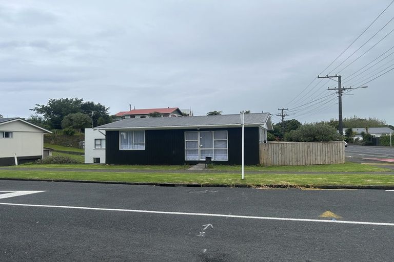 Photo of property in 17 Calvert Road, Moturoa, New Plymouth, 4310