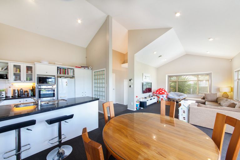 Photo of property in 18 Cinnabar Place, Westgate, Auckland, 0614
