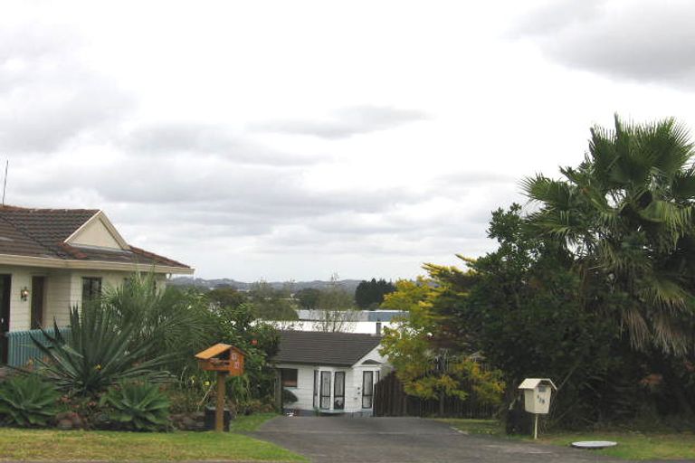 Photo of property in 1/6 Altair Place, Windsor Park, Auckland, 0632