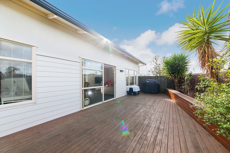 Photo of property in 18 Cinnabar Place, Westgate, Auckland, 0614