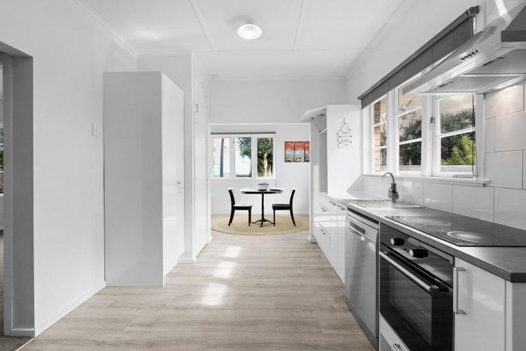 Photo of property in 2 Old Farm Road, Hamilton East, Hamilton, 3216