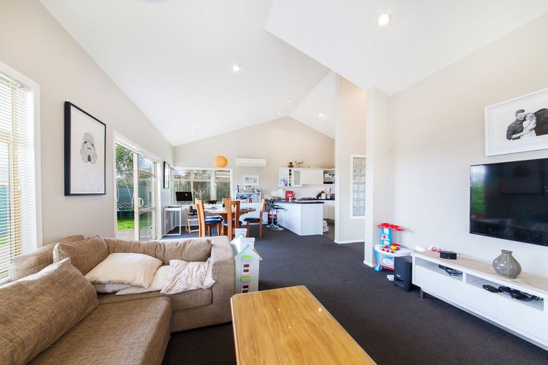 Photo of property in 18 Cinnabar Place, Westgate, Auckland, 0614