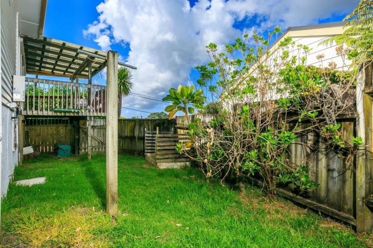 Photo of property in 1/962 East Coast Road, Northcross, Auckland, 0632