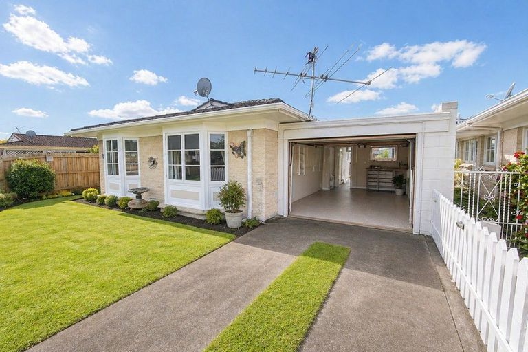 Photo of property in 1/2 Onslow Road, Papakura, 2110